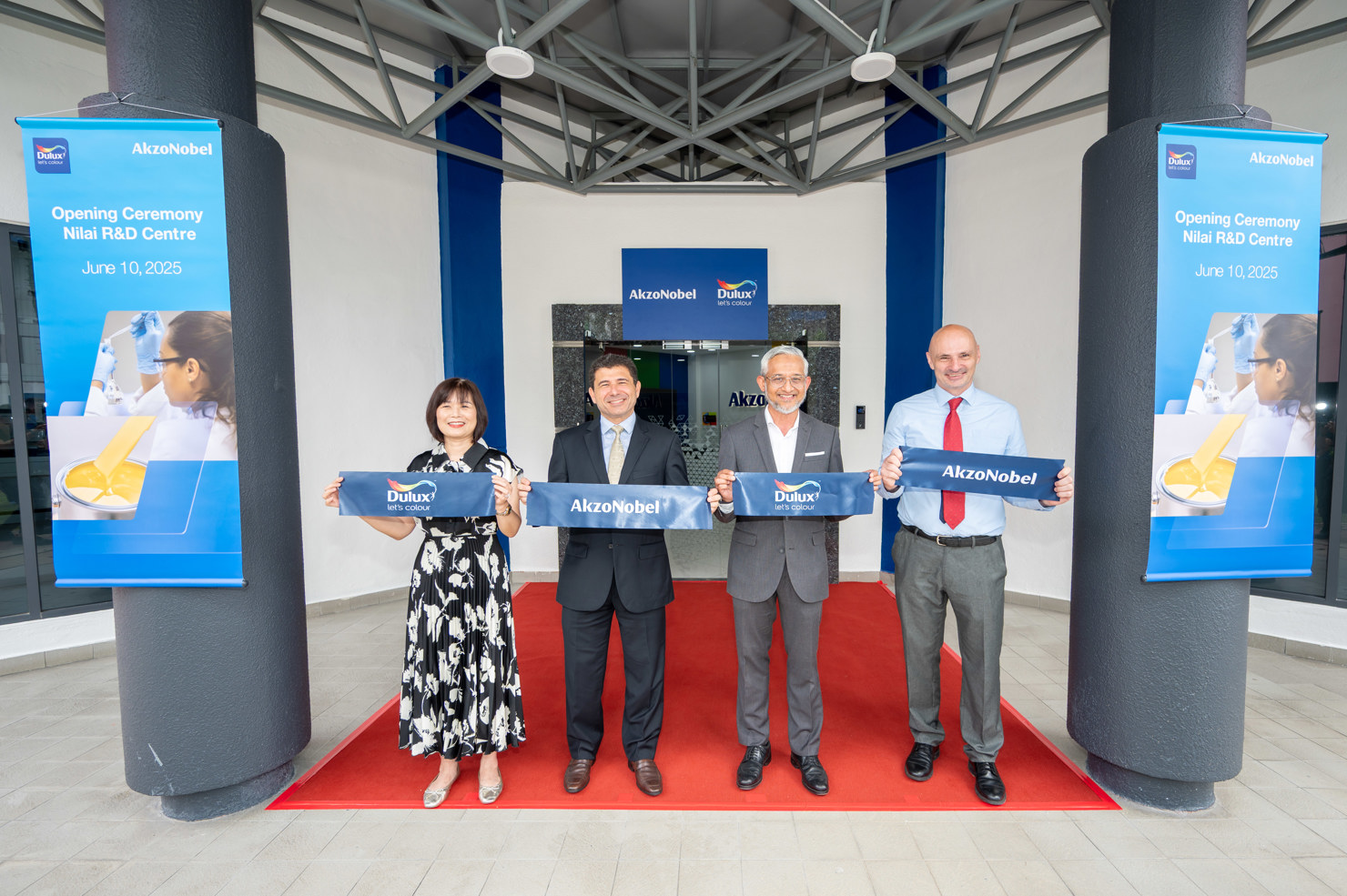 Trung tâm R&D mới của AkzoNobel (tọa lạc tại Khu công nghiệp Nilai – Malaysia) được trang bị các phòng thí nghiệm hiện đại và thiết bị thử nghiệm tiên tiến. Bên cạnh đó, Trung tâm cũng được xây dựng với cốt lõi là tính bền vững, tích hợp các hệ thống tiết kiệm năng lượng và vật liệu có trách nhiệm với môi trường.