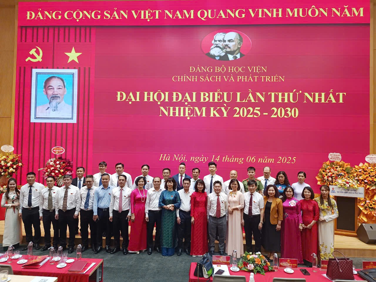 Đoàn Chủ tịch chụp ảnh lưu niệm cùng các đại biểu tham dự Đại hội.