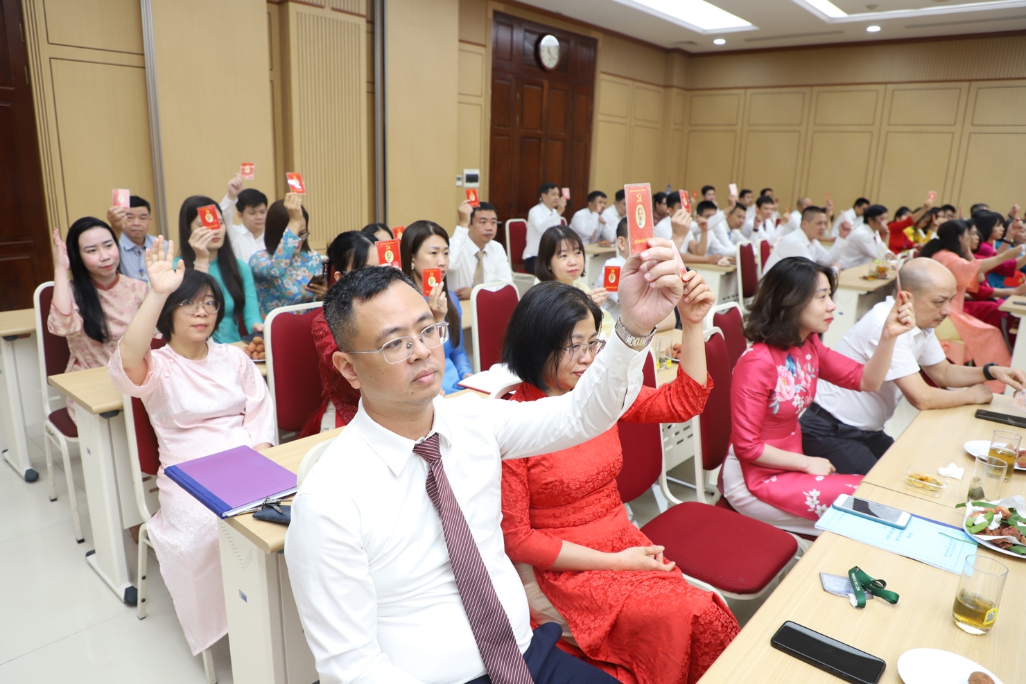 Chi bộ thống nhất th&ocirc;ng qua Nghị quyết Đại hội.&nbsp;