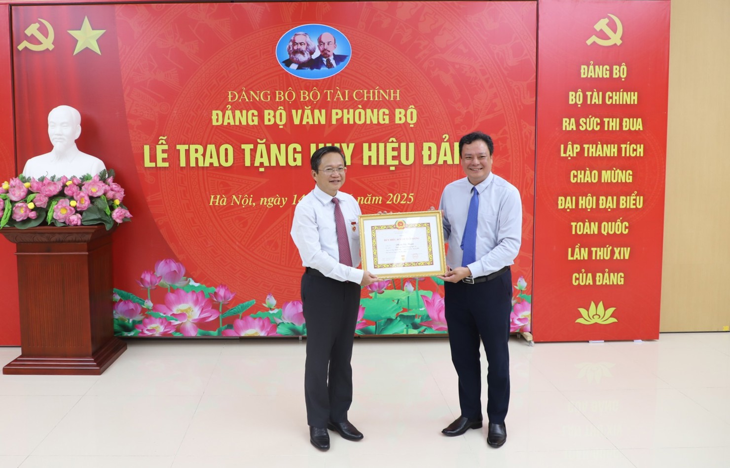 Thay mặt Đảng bộ Bộ T&agrave;i ch&iacute;nh, đồng ch&iacute; Đỗ Văn Trường trao huy hiệu 30 năm tuổi Đảng cho đồng ch&iacute; Phạm Ch&iacute; Thanh.
