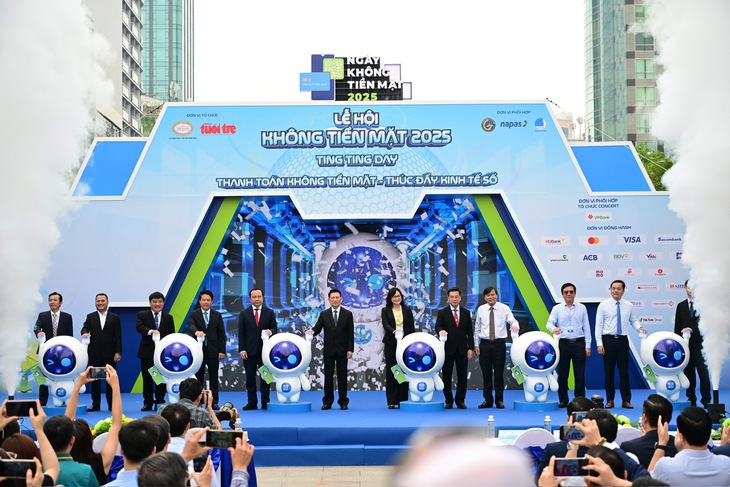 Các đại biểu nhấn nút khai mạc Lễ hội không tiền mặt. Ảnh: T.H