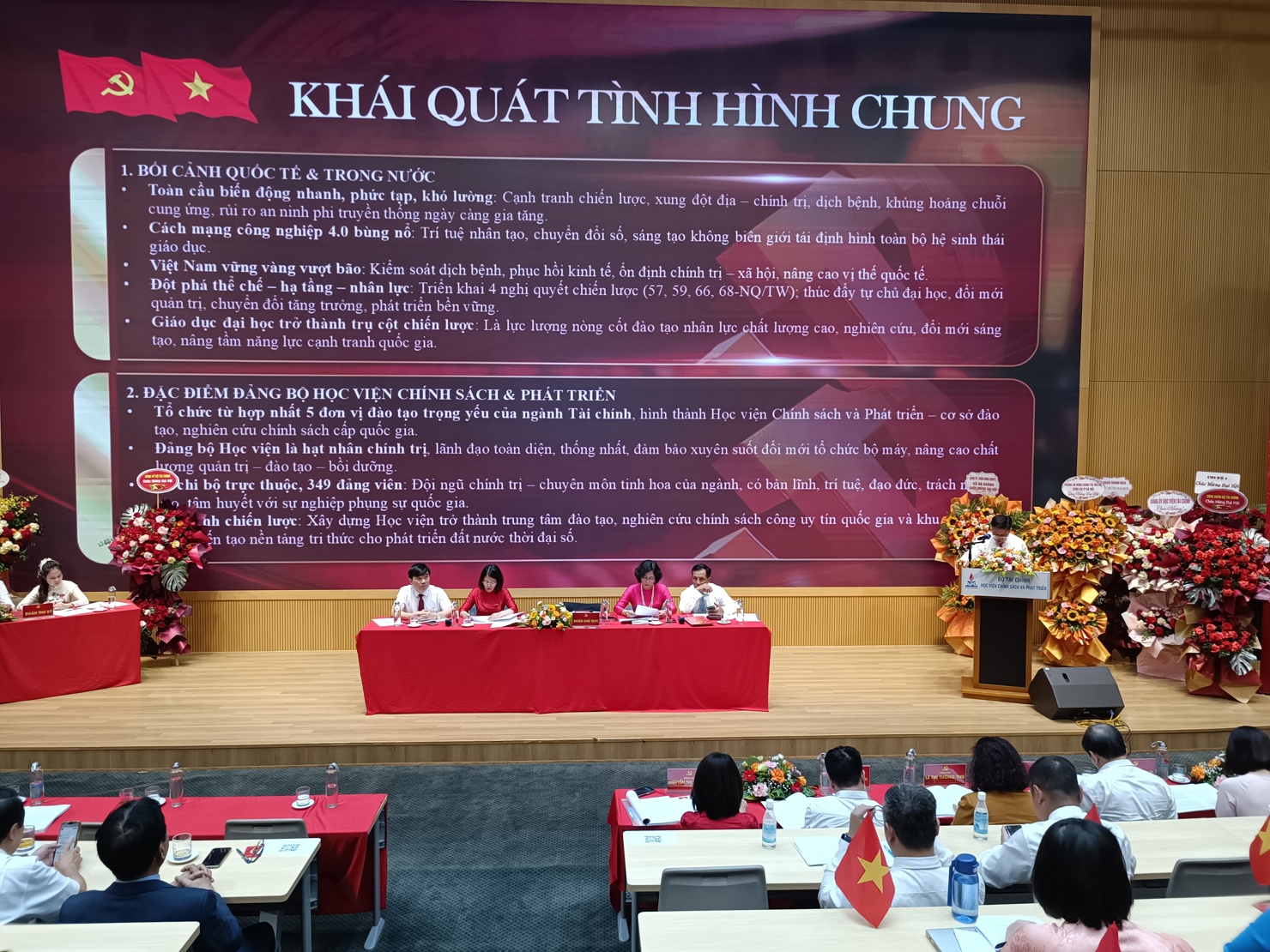 Bí thư Đảng ủy Nguyễn Thành Long trình bày báo cáo chính trị tại Đại hội Đảng bộ Học viện Chính sách và Phát triển. 