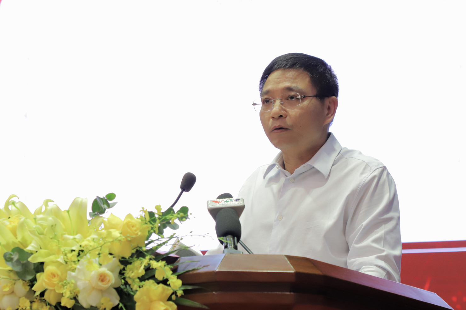 Bộ trưởng Nguyễn Văn Thắng giới thiệu Chuyên đề "Báo cáo các nội dung cơ bản về thực hiện phân cấp, phân quyền, phân định thẩm quyền về lĩnh vực tài chính khi thực hiện chính quyền địa phương 2 cấp".