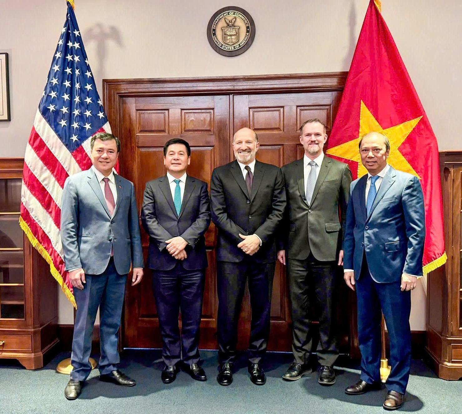 Trong cuộc đàm phán cùng lúc, Bộ trưởng Thương mại Hoa Kỳ Howard Lutnick và Đại sứ Jamieson Greer, Trưởng Đại diện Thương mại Hoa Kỳ đánh giá cao thiện chí, nỗ lực của Việt Nam trong đàm phán và cơ bản thống nhất với những ý tưởng mà Bộ trưởng Nguyễn Hồng Diên đưa ra.