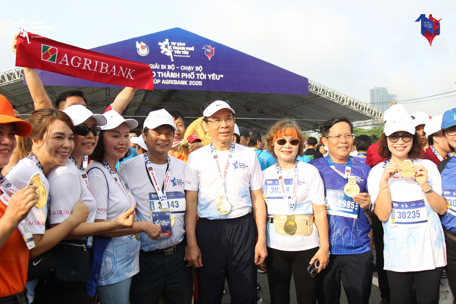 Lãnh đạo Thành ủy TP. Hồ Chí Minh, Hội Nhà báo Việt Nam chụp ảnh lưu niệm cùng các nhà báo tham gia giải đi bộ – chạy bộ "Tự hào Thành phố tôi yêu"