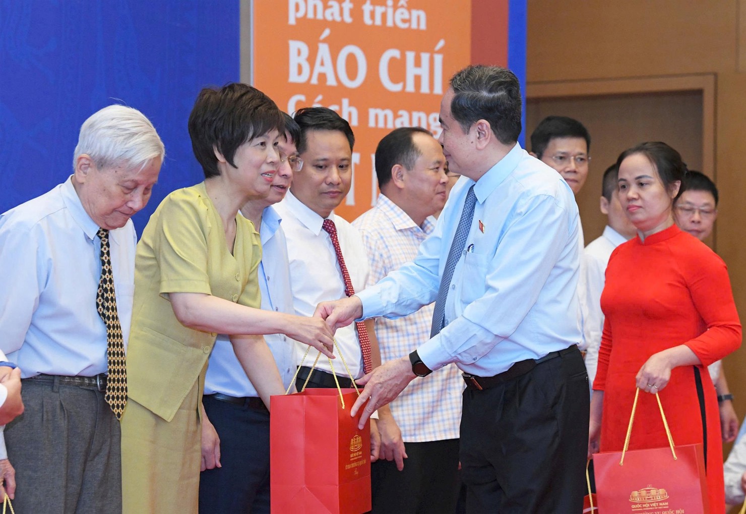 Chủ tịch Quốc hội Trần Thanh Mẫn trao quà tặng các đại biểu dự cuộc gặp mặt . Ảnh: Lâm Hiển