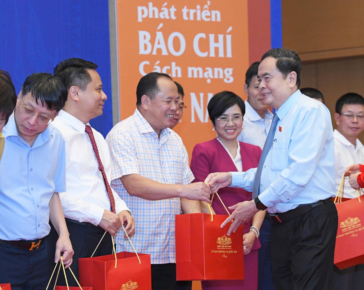 Chủ tịch Quốc hội Trần Thanh Mẫn trao quà tặng các đại biểu dự cuộc gặp mặt . Ảnh: Lâm Hiển