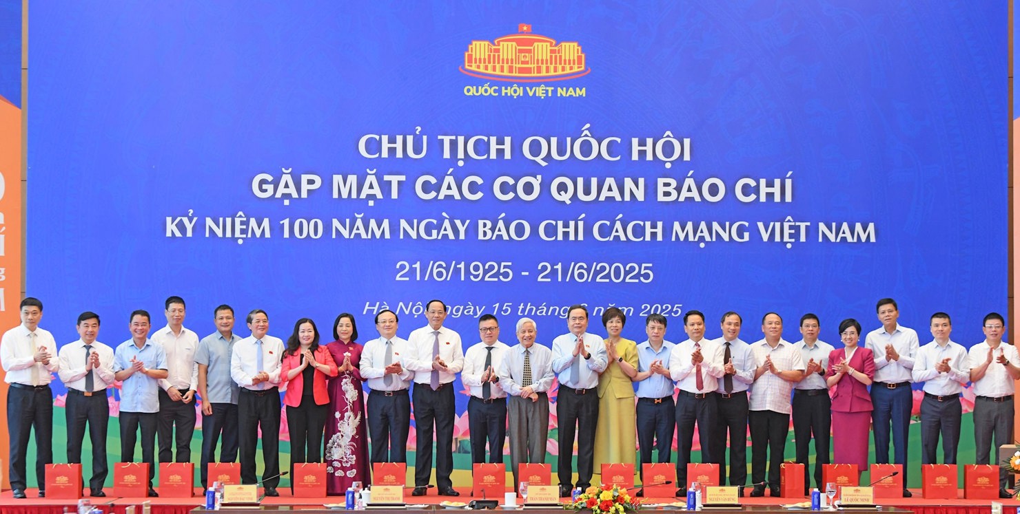 Chủ tịch Quốc hội Trần Thanh Mẫn; Phó Chủ tịch Quốc hội Nguyễn Đức Hải; Phó Chủ tịch Quốc hội, Thượng tướng Trần Quang Phương; Phó Chủ tịch Quốc hội Nguyễn Thị Thanh; Phó Chủ tịch Quốc hội Vũ Hồng Thanh chụp ảnh lưu niệm với các đại biểu dự cuộc gặp mặt. Ảnh: Lâm Hiển
