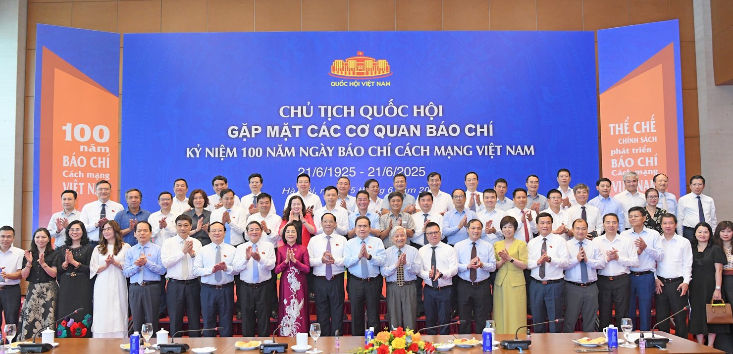Chủ tịch Quốc hội Trần Thanh Mẫn chụp ảnh lưu niệm với các đại biểu tham dự cuộc gặp mặt. Ảnh: Lâm Hiển
