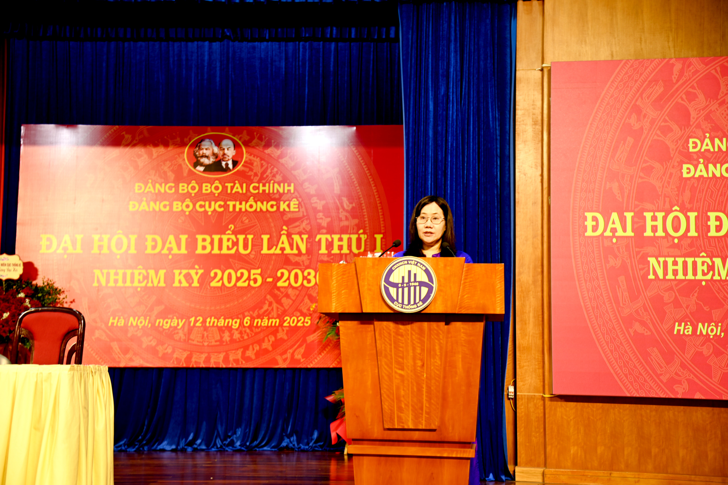 B&iacute; thư Đảng ủy, Cục trưởng Cục Thống k&ecirc; Nguyễn Thị Hương tr&igrave;nh b&agrave;y b&aacute;o c&aacute;o kết quả thực hiện Nghị quyết Đại hội Đảng bộ nhiệm kỳ 2020-2025; phương hướng, nhiệm vụ, giải ph&aacute;p nhiệm kỳ 2025-2030 tại Đại hội