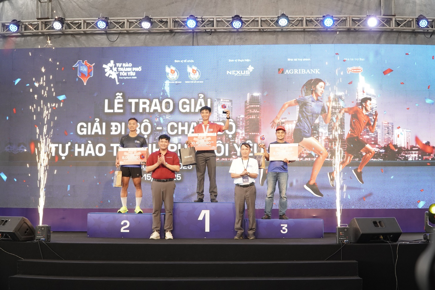 Ban tổ chức trao giải chung cuộc nam cự ly 21km.&nbsp;