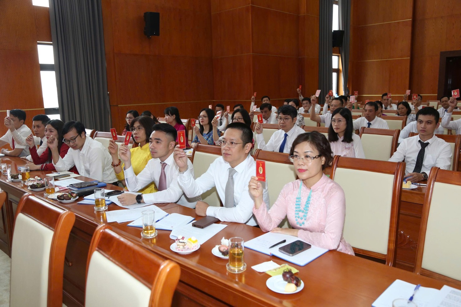 C&aacute;c đại biểu biểu quyết th&ocirc;ng qua Nghị quyết Đại hội.