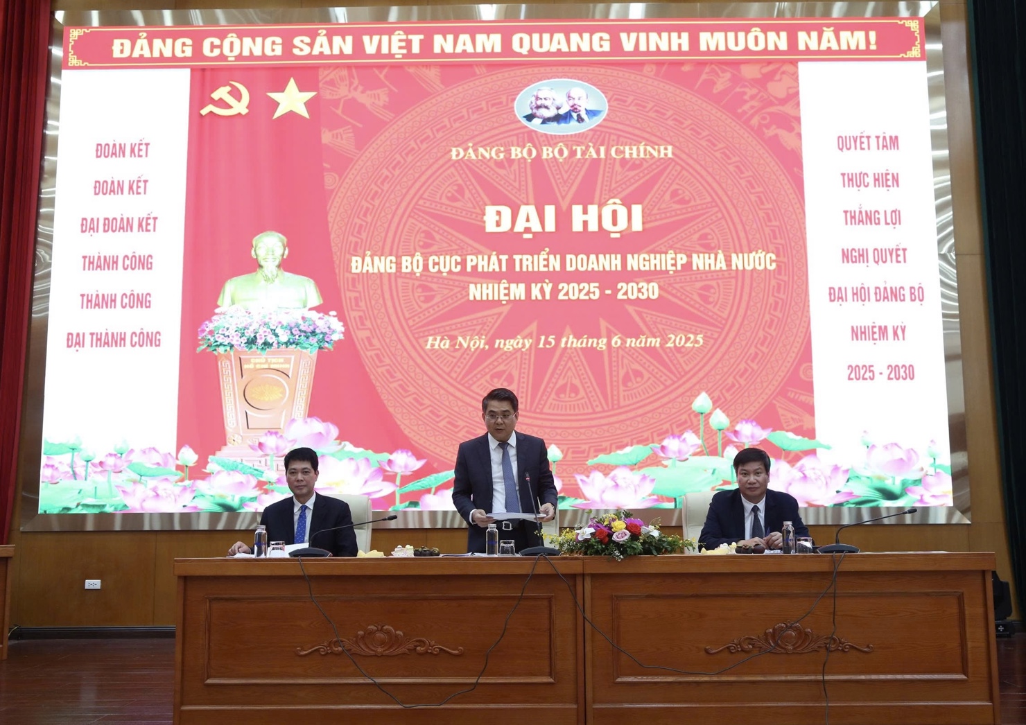 Đoàn Chủ tịch điều hành Đại hội.