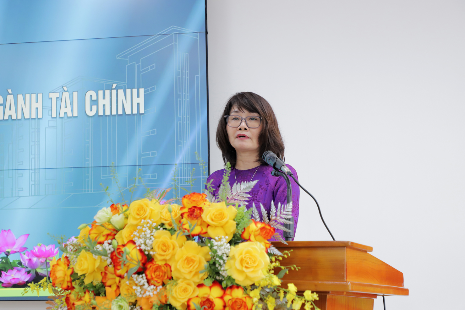 Ph&oacute; B&iacute; thư chuy&ecirc;n tr&aacute;ch Đảng ủy Bộ T&agrave;i ch&iacute;nh Nguyễn Thị Thu Lan ph&aacute;t biểu tại buổi lễ.