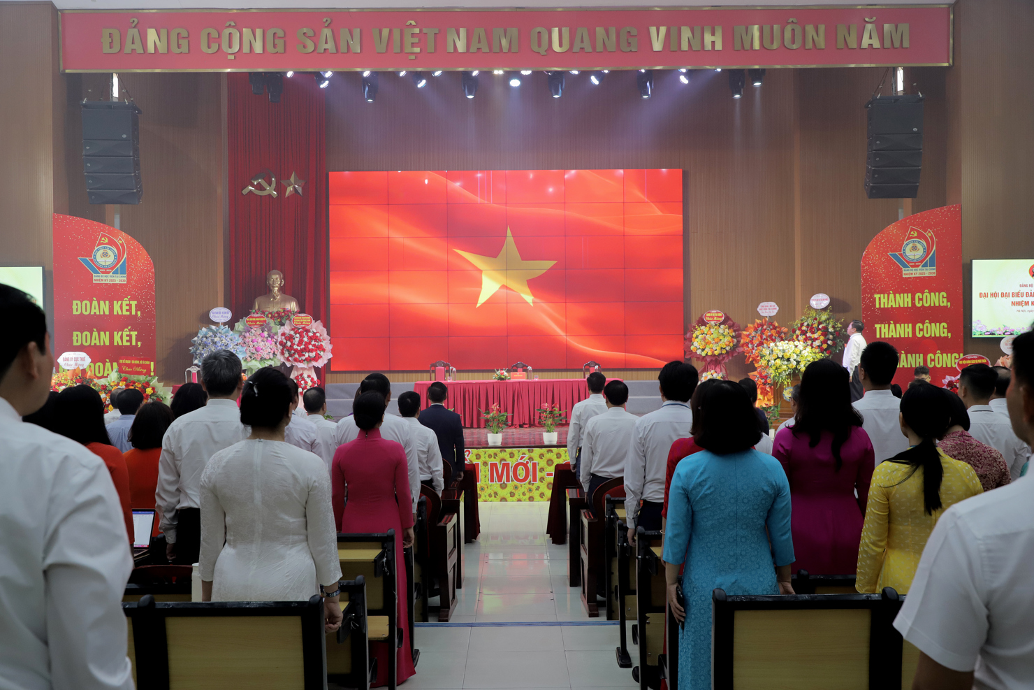 Đại hội thực hiện nghi thức ch&agrave;o cờ.