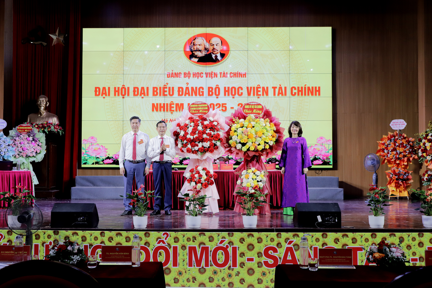 Bộ trưởng Bộ T&agrave;i ch&iacute;nh v&agrave; Đảng ủy Bộ T&agrave;i ch&iacute;nh gửi l&atilde;ng hoa ch&uacute;c mừng Đại hội.