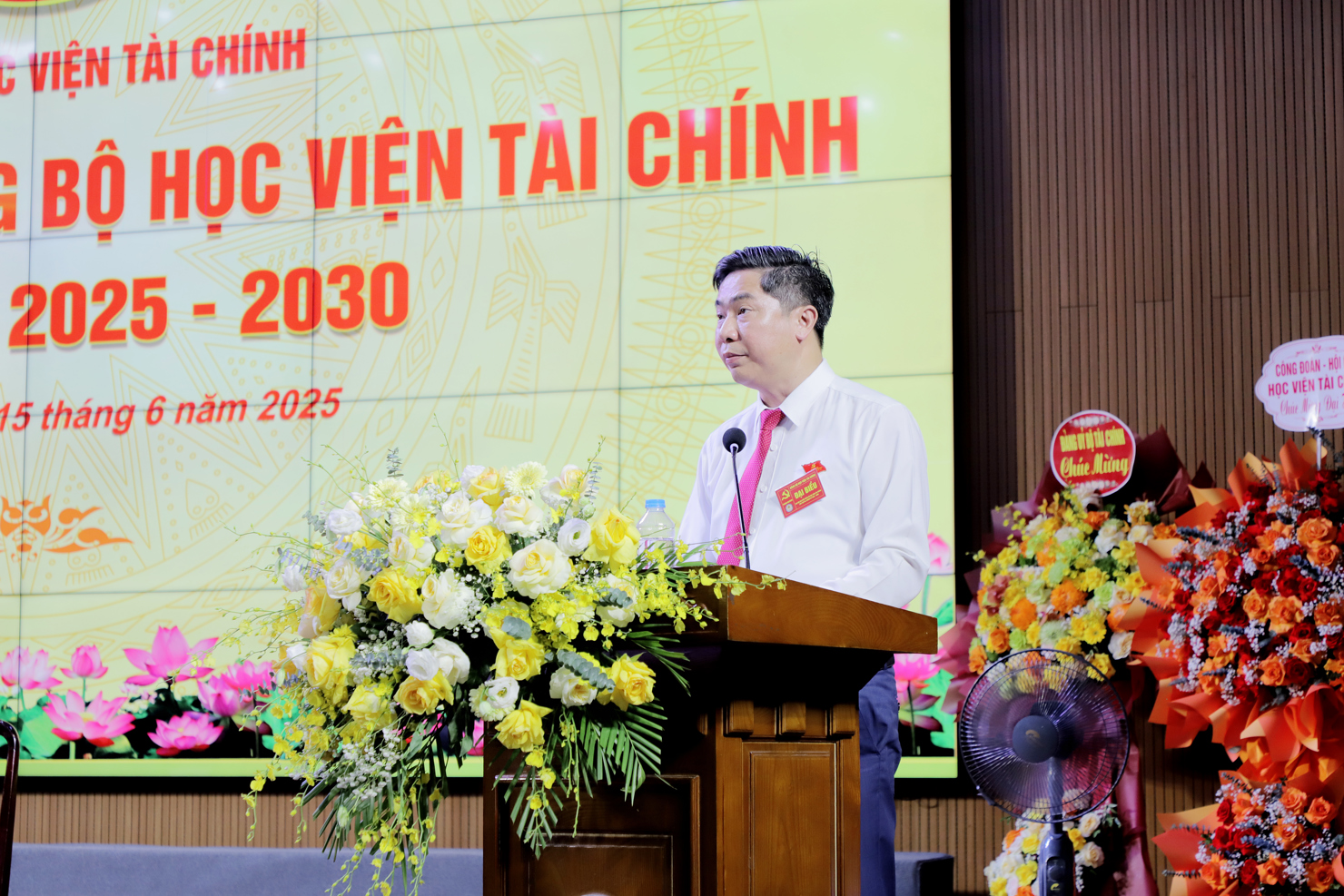 PGS., TS. Nguyễn Đ&agrave;o T&ugrave;ng &ndash; Ph&oacute; B&iacute; thư Đảng ủy, Gi&aacute;m đốc Học viện T&agrave;i ch&iacute;nh b&aacute;o c&aacute;o tại&nbsp;Đại hội.