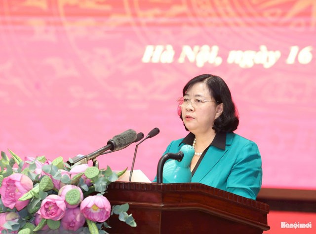 Bí thư Thành ủy Hà Nội Bùi Thị Minh Hoài báo cáo tại buổi làm việc. Ảnh: Viết Thành.