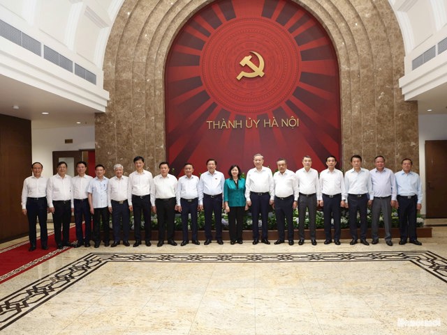 Tổng Bí thư Tô Lâm cùng đoàn đại biểu Trung ương với các đồng chí lãnh đạo TP. Hà Nội. Ảnh: Viết Thành.