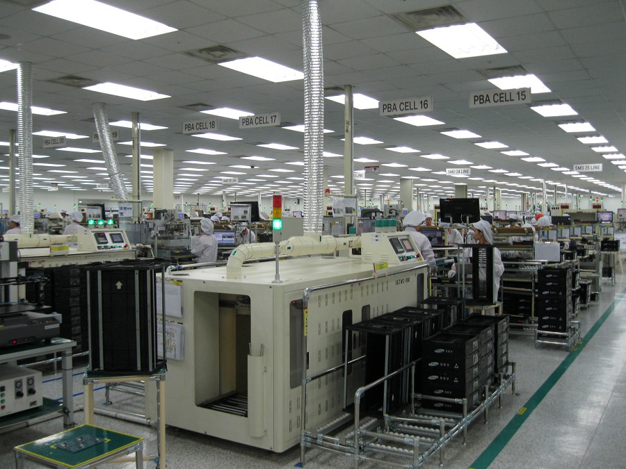Công nhân Công ty Samsung làm việc trong KCN Yên Phong, tỉnh Bắc Ninh