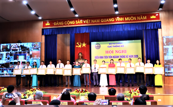 Phong trào thi đua yêu nước được triển khai sâu rộng, thực chất và hiệu quả trên toàn ngành Thống kê - Ảnh 3