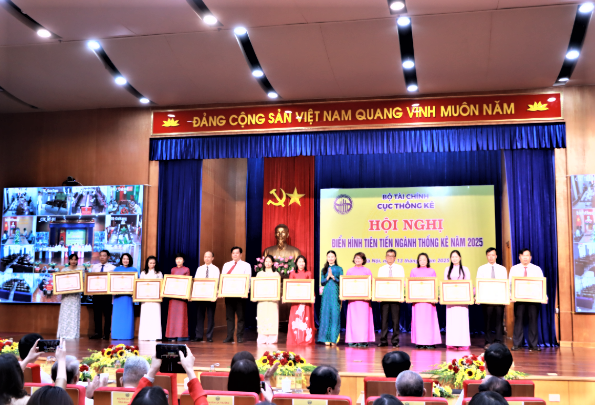 Phong trào thi đua yêu nước được triển khai sâu rộng, thực chất và hiệu quả trên toàn ngành Thống kê - Ảnh 4