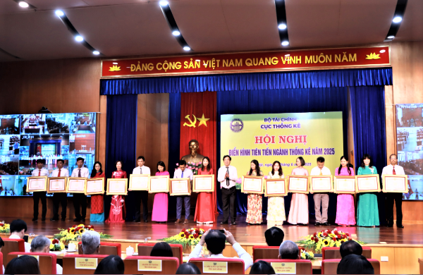 Phong trào thi đua yêu nước được triển khai sâu rộng, thực chất và hiệu quả trên toàn ngành Thống kê - Ảnh 2