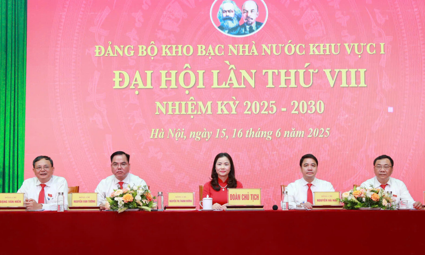 Đoàn Chủ tịch điều hành Đại hội.