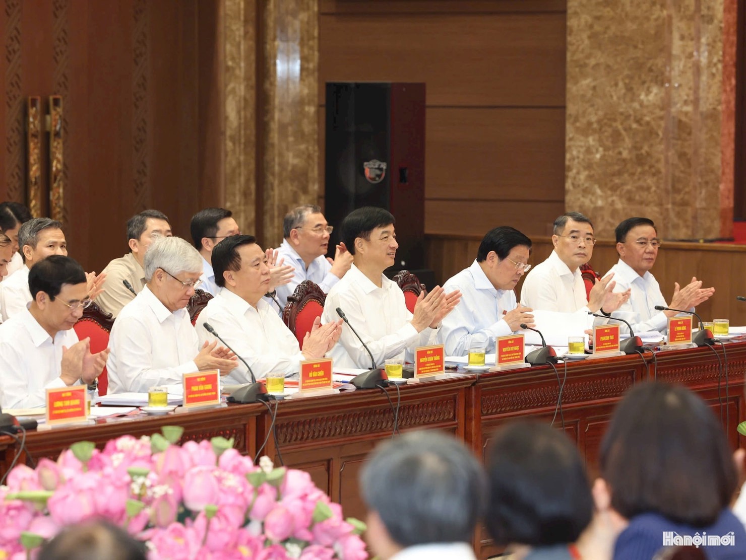 Các thành viên đoàn công tác Trung ương tại buổi làm việc. Ảnh: Viết Thành.
