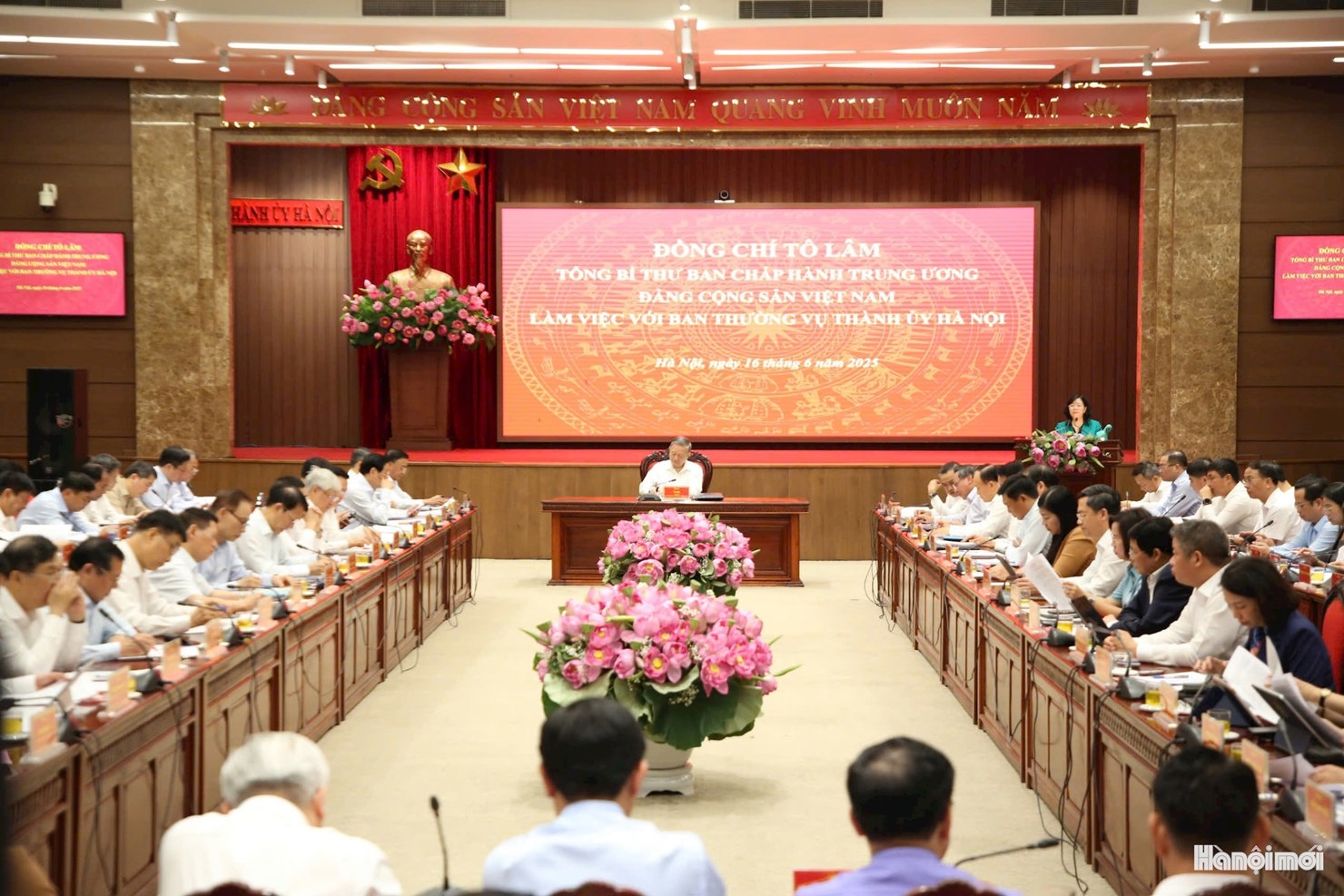 Bí thư Thành ủy Hà Nội Bùi Thị Minh Hoài báo cáo tại buổi làm việc. Ảnh: Viết Thành.