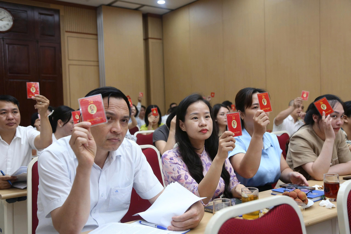 Các đại biểu biểu quyết thông qua Nghị quyết đại hội.