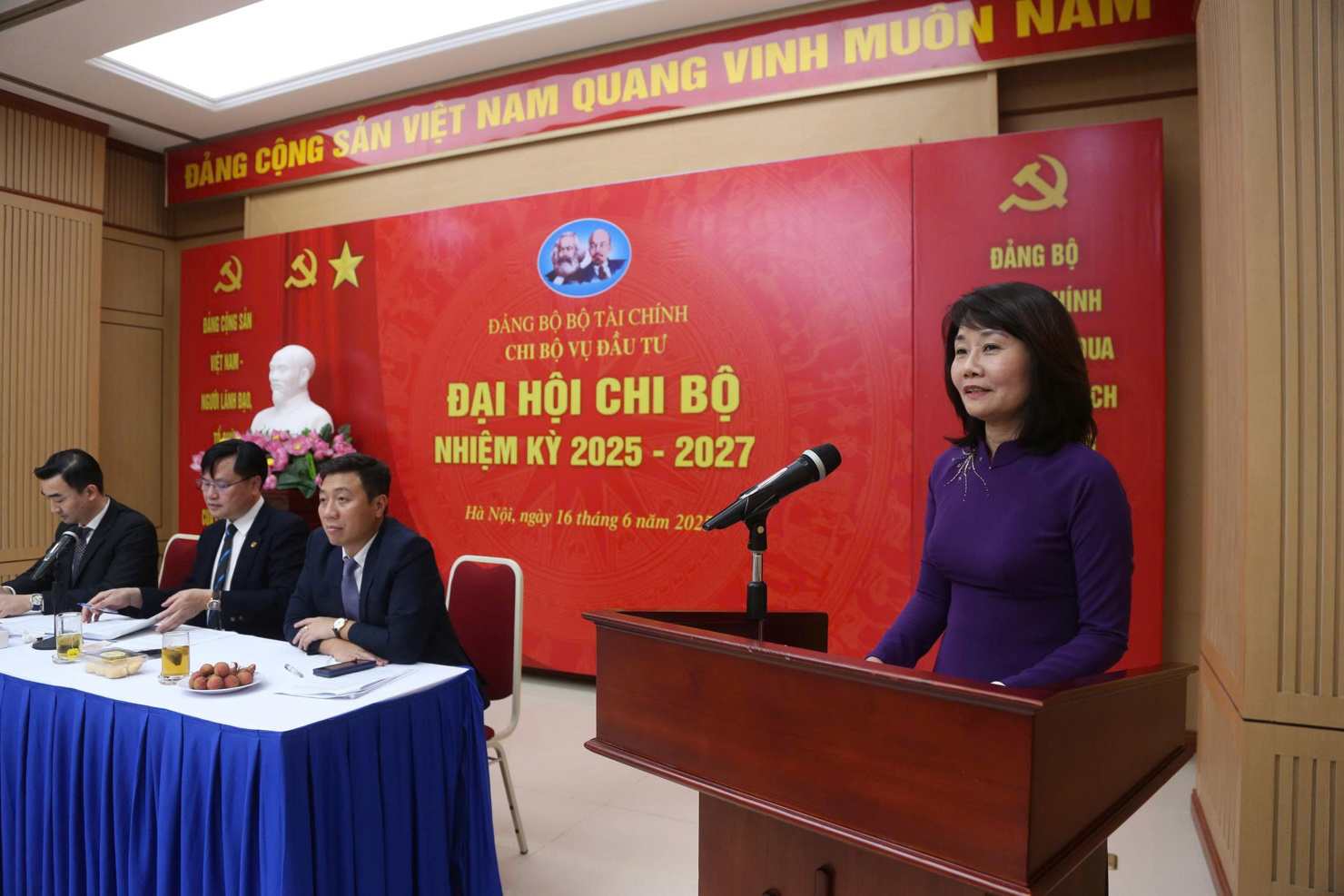 Đồng chí Nguyễn Thị Thu Lan - Phó Bí thư Đảng uỷ Bộ Tài chính đánh giá cao những kết quả mà Chi bộ Vụ Đầu tư đã đạt được.
