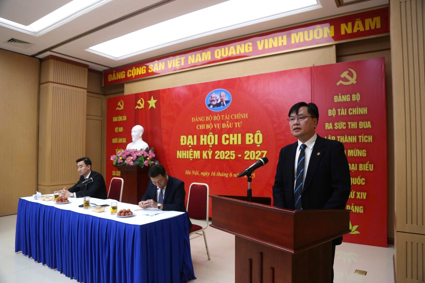 Bí thư Chi bộ Dương Bá Đức trình bày báo cáo chính trị của Chi bộ.