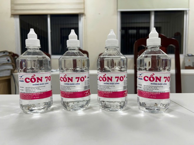 Cồn y tế giả. Ảnh: Công an Hà Nội.