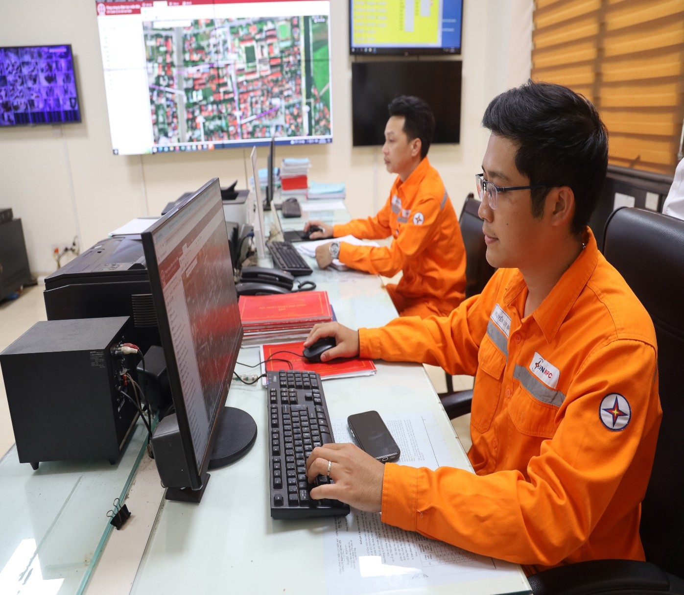 Nhân viên điện lực thực hiện công việc số hóa dữ liệu trong dự án quản lý lưới điện trên bản đồ GIS.