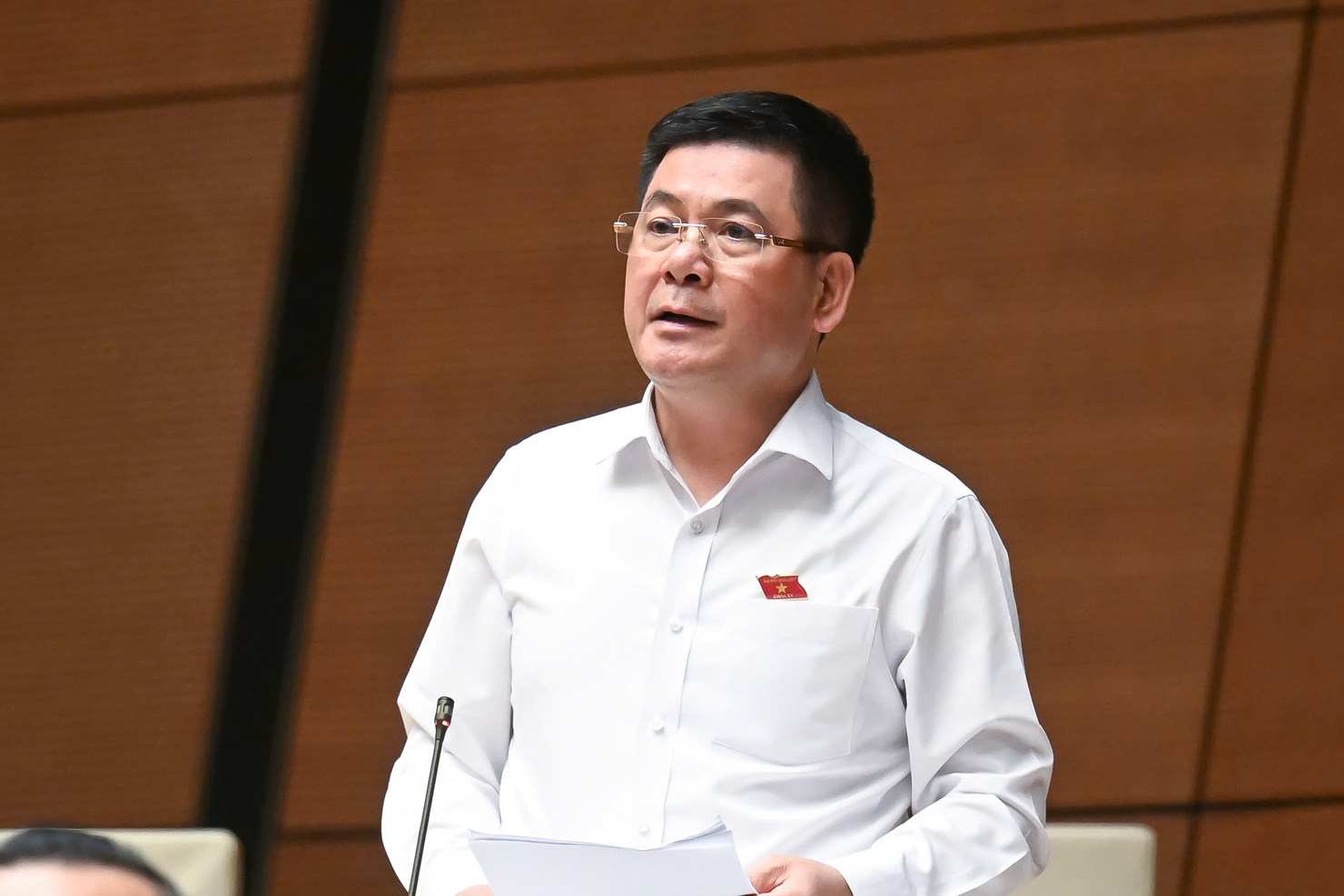 Bộ trưởng Bộ Công Thương Nguyễn Hồng Diên lãm rõ ý kiến đại biểu nêu.