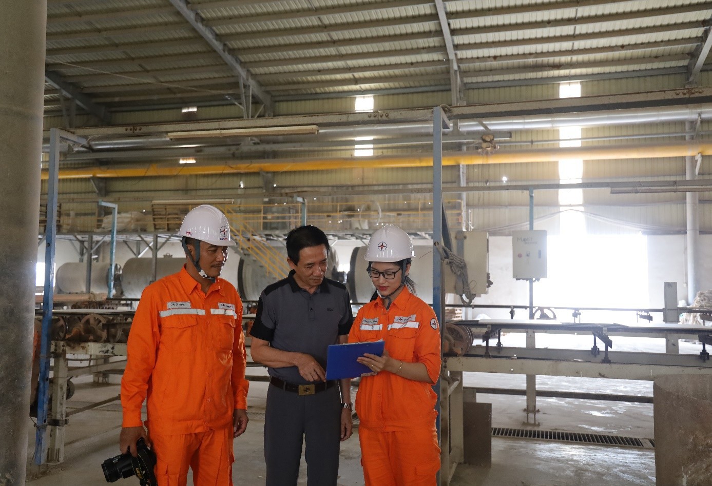 Nhân viên Điện lực Khoái Châu tích cực tuyên truyền khách hàng điều chỉnh phụ tải, tiết kiệm điện.
