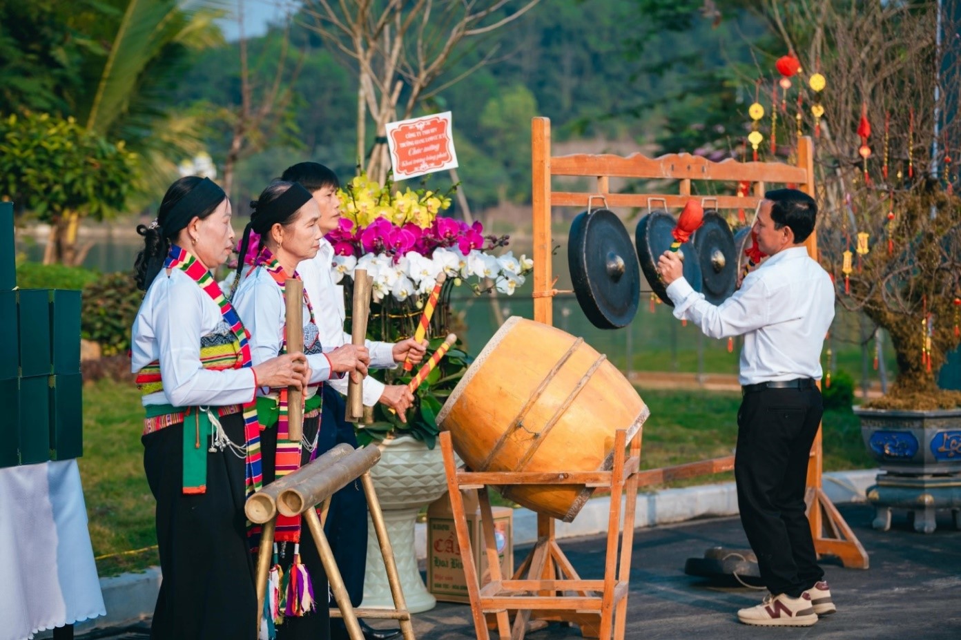 Không chỉ đưa du khách về cội nguồn lịch sử, LAMORI còn giúp du khách có những trải nghiệm đậm đà bản sắc dân tộc.