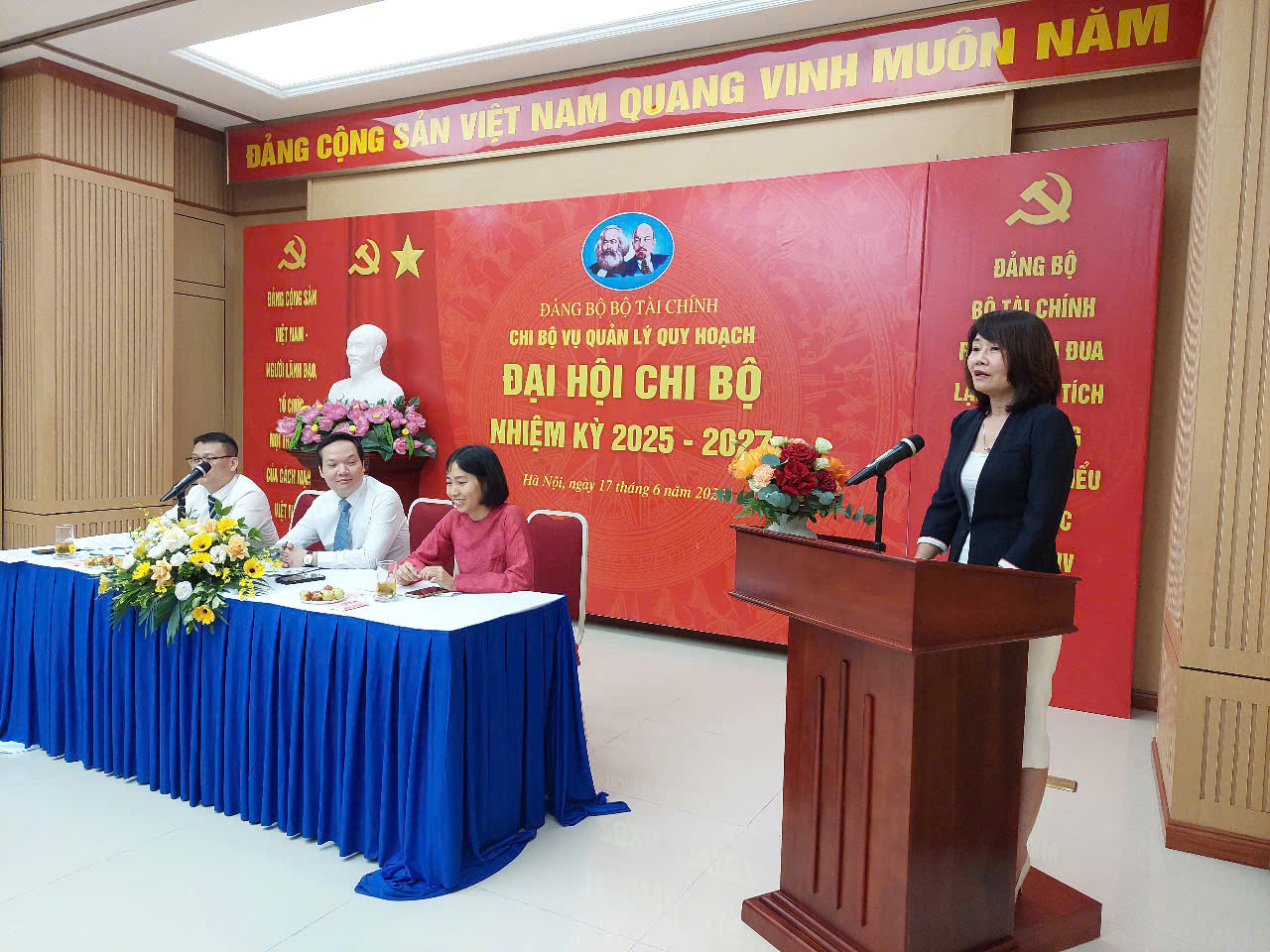 Phó Bí thư chuyên trách Đảng ủy Bộ Tài chính Nguyễn Thị Thu Lan đánh giá cao những kết quả đạt được của Chi bộ Vụ Quản lý Quy hoạch trong nhiệm kỳ 2022-2025.