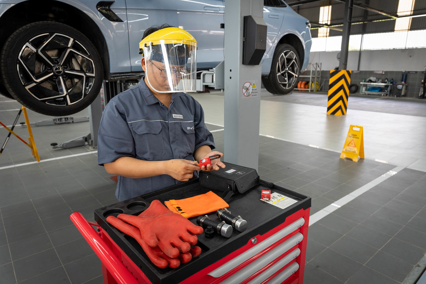 Tại BYD Việt Nam, tất cả mẫu xe đều được hưởng chế độ bảo hành tiêu chuẩn phương tiện 6 năm (tương đương với 150.000 km đầu tiên, tùy điều kiện nào đến trước), bộ pin 8 năm (tương đương với 160.000 km đầu tiên, tùy điều kiện nào đến trước).
