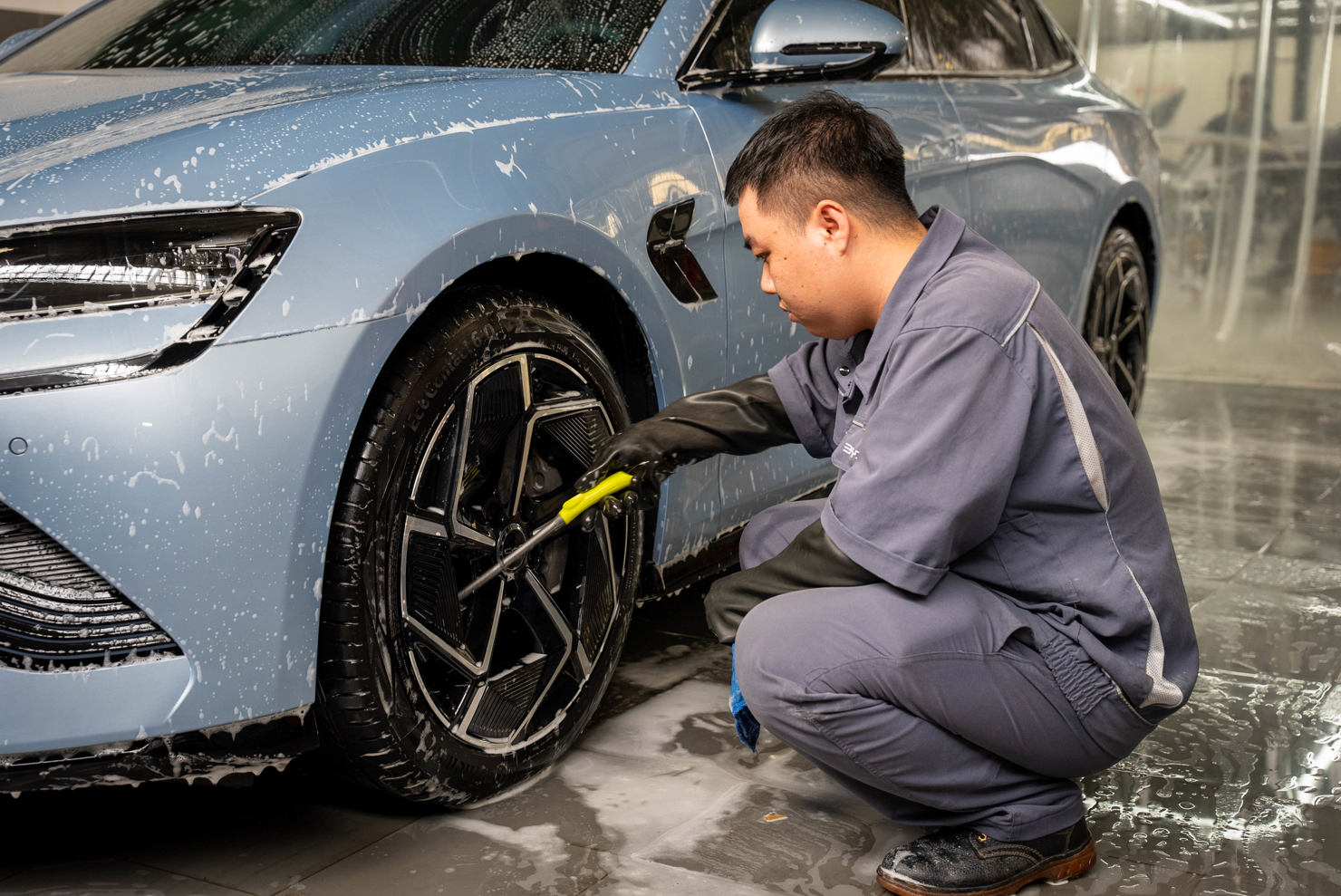 Chuyên gia kỹ thuật từ Tập đoàn BYD không chỉ mang theo kiến thức chuyên sâu và kinh nghiệm toàn cầu, mà còn là sự chỉn chu cũng như tạo nên những chuẩn mực cao trong ngành dịch vụ hậu mãi ô tô. 