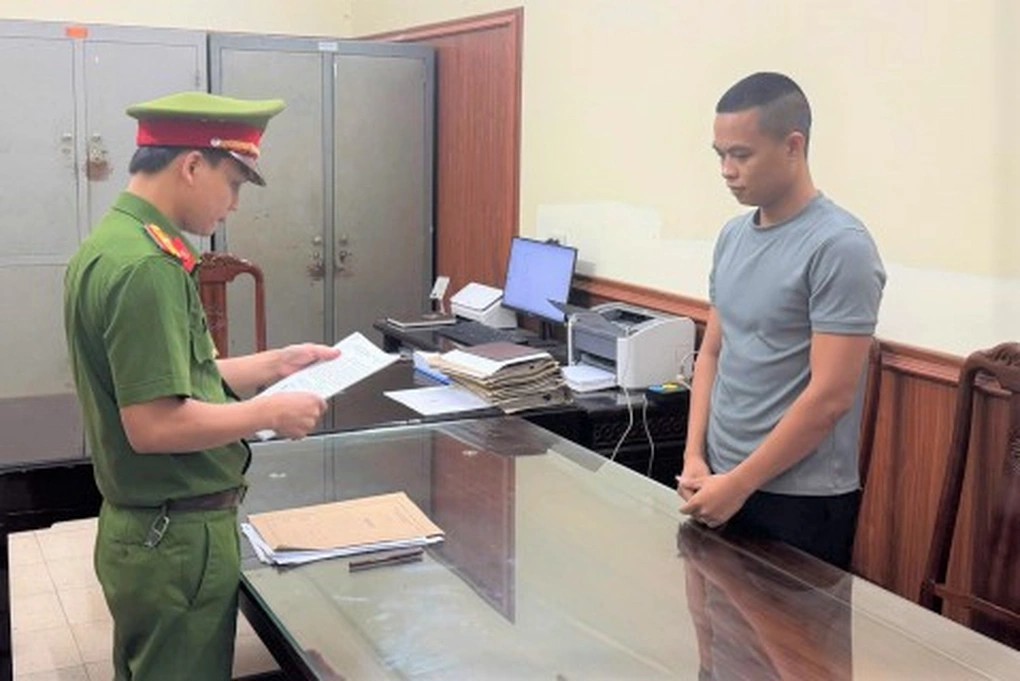 Cơ quan công an công bố lệnh bắt bị can để tạm giam đối với Lê Văn Hải - chủ kênh TikTok "Gia đình Hải Sen". Ảnh: Công an Ninh Bình.