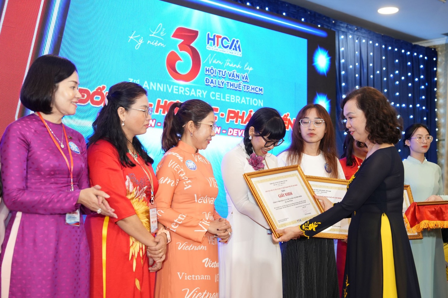 ĐLT Minh Quân và Giám đốc Phan Thị Như Hòa vinh dự được nhận giấy khen của các cơ quan, chức năng. Ảnh: Minh Quân
