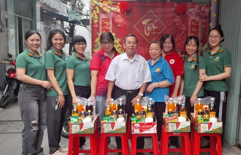 Tập thể ĐLT Minh Quân hỗ trợ những hoàn cảnh khó khăn tại địa phương. Ảnh: Minh Quân