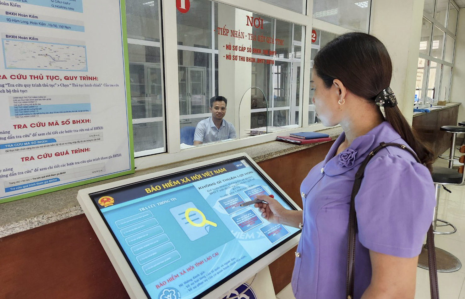 Người dân tra cứu dịch vụ công lĩnh vực bảo hiểm xã hội.