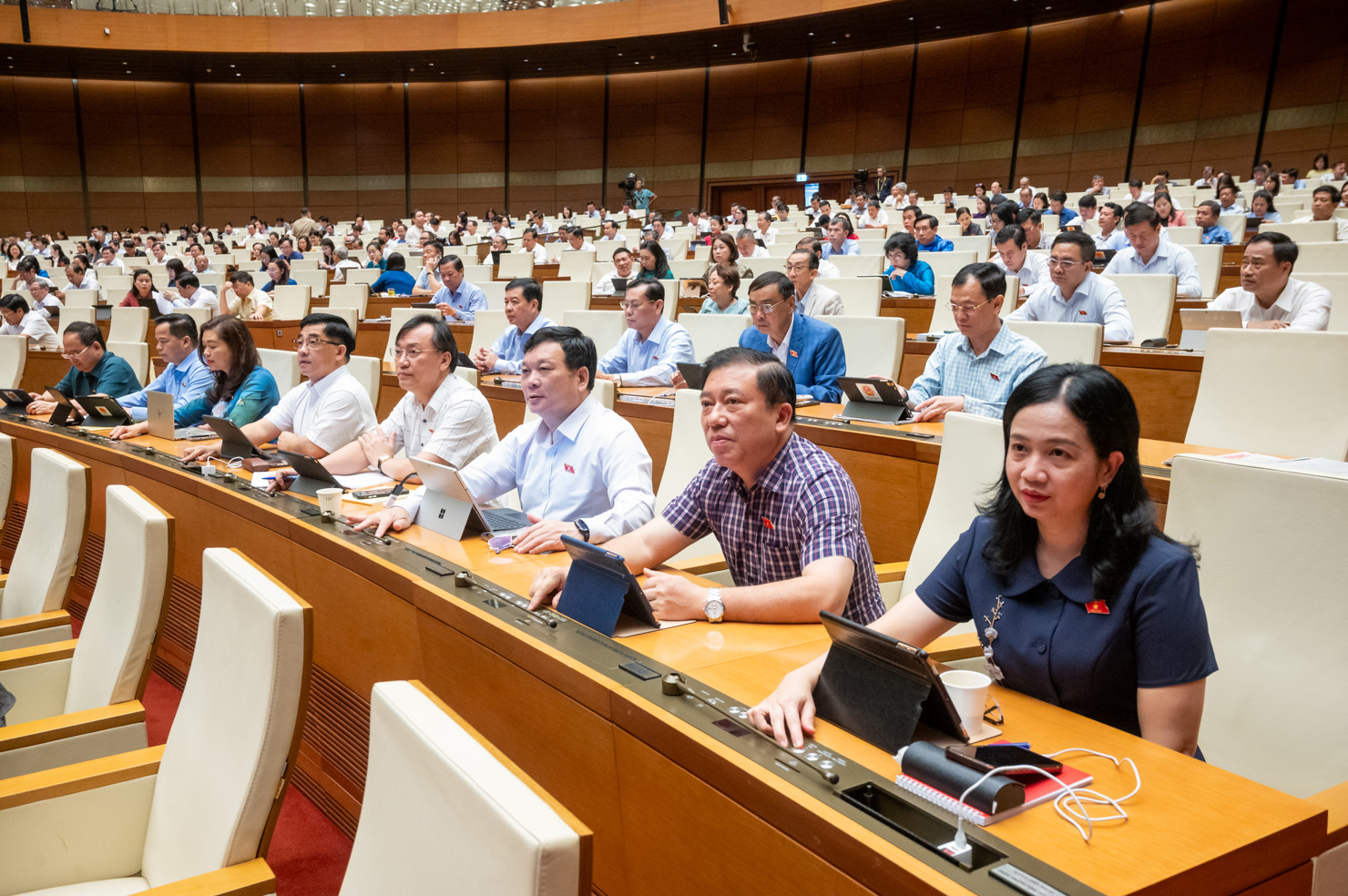 Các đại biểu bấm nút biểu quyết thông qua Nghị quyết.