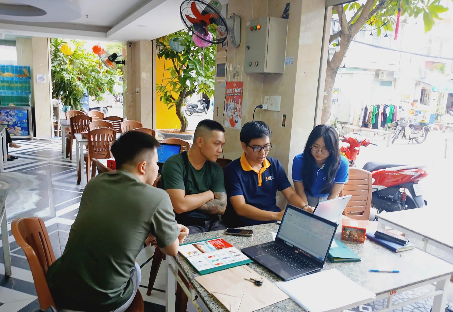 M-invoice luôn sẵn sàng nguồn lực triển khai tư vấn và giải đáp thắc mắc tận nơi cho các hộ kinh doanh. Ảnh: Đức Mỹ