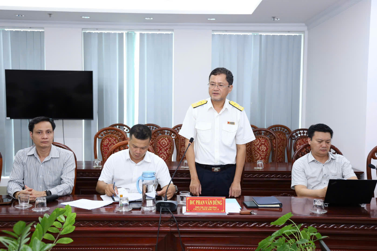 Phó Chi cục trưởng Chi cục Thuế khu vực II Phan Văn Dũng phát biểu tại buổi làm việc với 20 đơn vị cung cấp giải pháp. Ảnh: Đức Mỹ