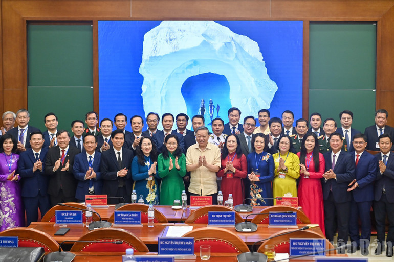 Tổng Bí thư Tô Lâm với các học viên Lớp bồi dưỡng, cập nhật kiến thức, kỹ năng đối với cán bộ quy hoạch Ủy viên Ban Chấp hành Trung ương Đảng khóa XIV (lớp thứ 4). 