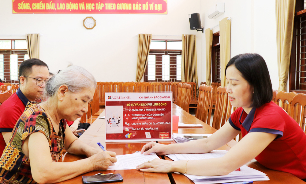 Đã có trên 81% trong tổng số người hưởng lương hưu, trợ cấp BHXH hằng tháng trên cả nước nhận tiền qua tài khoản cá nhân.